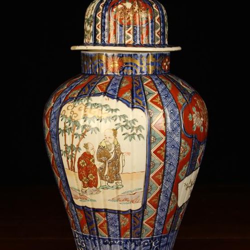 Null Gran jarrón y tapa de templo Imari de finales del siglo XIX. El cuerpo de b&hellip;