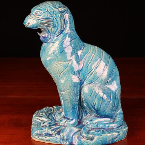 Null Türkis glasiertes Keramikmodell eines sitzenden Tigers mit einer tanzenden &hellip;