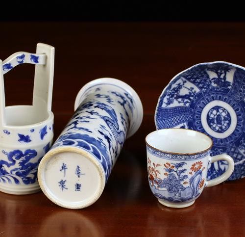 Null Un vase chinois à manches bleu et blanc décoré de deux dragons poursuivant &hellip;