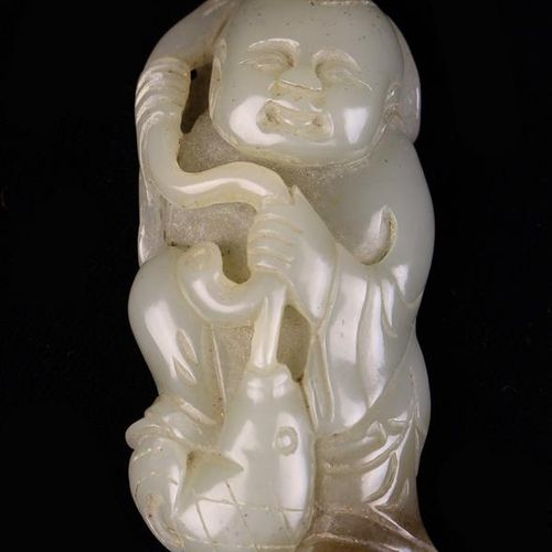 Null Fina talla de jade del periodo Qing de un niño con un pez, con inclusiones &hellip;