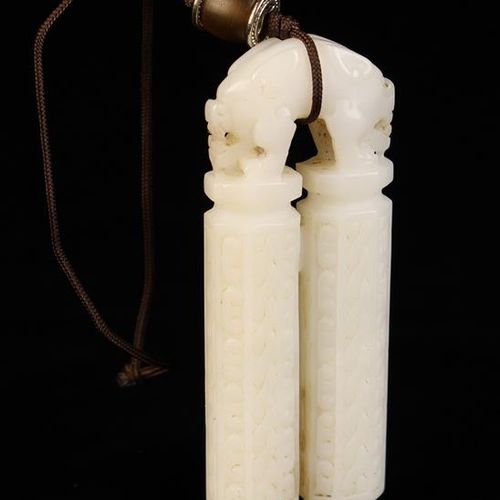 Null 一件精美的清代中国白玉 "佩"，雕有一对柱子，上面有一个双头兽，高3½''（9厘米）。