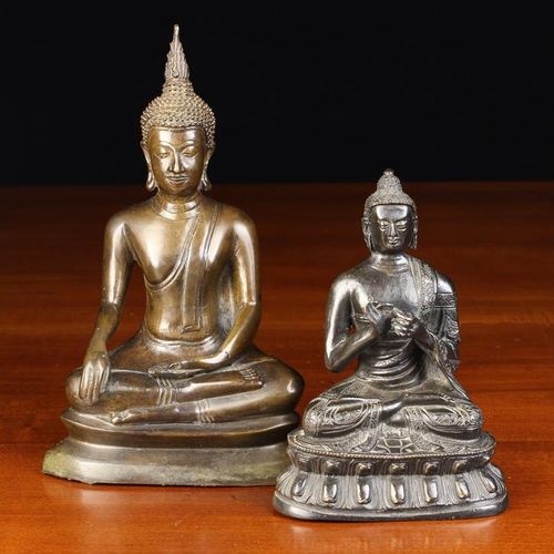 Null Zwei gegossene Bronze-Buddhas: Einer von dunkler Patina, dargestellt sitzen&hellip;