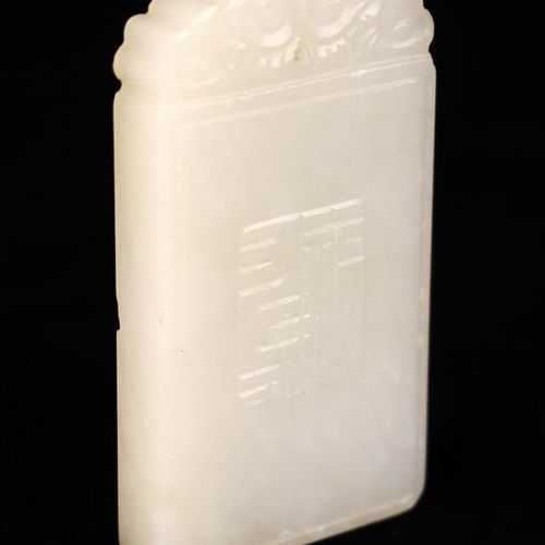 Null Jade blanco "Pei" de la dinastía Qing, de forma rectangular, tallado con la&hellip;