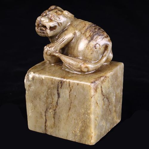 Null Antike grüne Flusssteinschnitzerei eines chinesischen Löwenhundes mit Kugel&hellip;