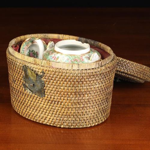 Null 一个19世纪的广东茶壶（A/F），以多色珐琅彩进行复杂的装饰，装在一个椭圆形的柳条编织的提篮里，内部有软垫，高6''（15厘米），宽9''（23厘米）&hellip;
