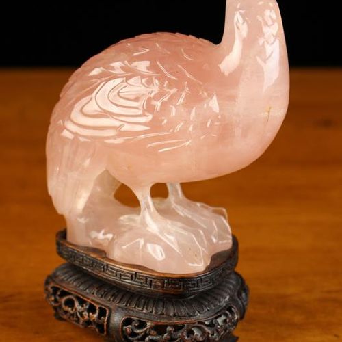 Null Une fine sculpture d'oiseau en quartz rose montée sur un support chinois en&hellip;