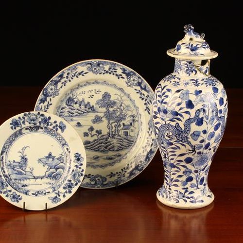 Null 一个18世纪末/19世纪初的中国蓝白瓷盘，装饰有风景板，直径为9''（23厘米）。另一个19世纪的小盘子，直径6½'' (16.5厘米)，有花架带的风&hellip;