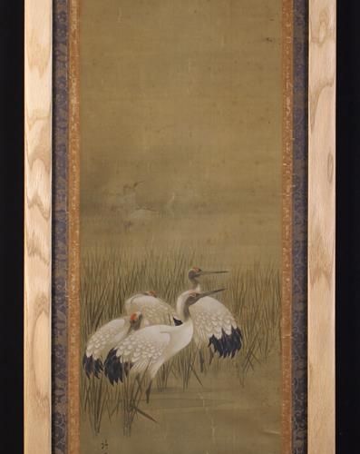 Null 一幅19世纪东方水彩画，画的是芦苇丛中的鹳鸟，上面有签名和红色印记。这幅画以丝绸锦缎为边，镶嵌在一个现代釉面画框中，尺寸为37'' x 16½'' (&hellip;