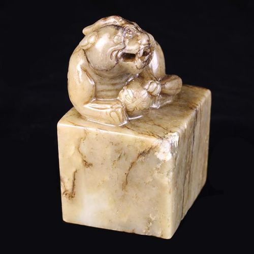 Null 古董绿河石雕刻的中国狮子狗与球，在一个完整的方形基座上，高3¾'' (9.5厘米)，宽2¼'' (5.5厘米)。