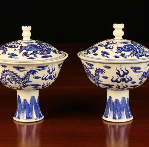 Null 一对中国蓝白相间的干杯和盖子。略带圆顶的盖子上有顶盖，装饰有一对天龙追赶一颗火焰珍珠，高6¼'' (16厘米)。