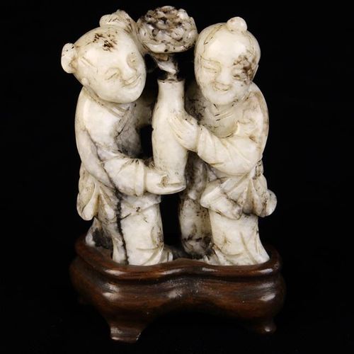 Null 明代玉雕 "和合双子"，夹着花瓶，装在木雕支架上，高3英寸（7.5厘米）。[出处：伦敦Knapton Rasti拍卖行]。
