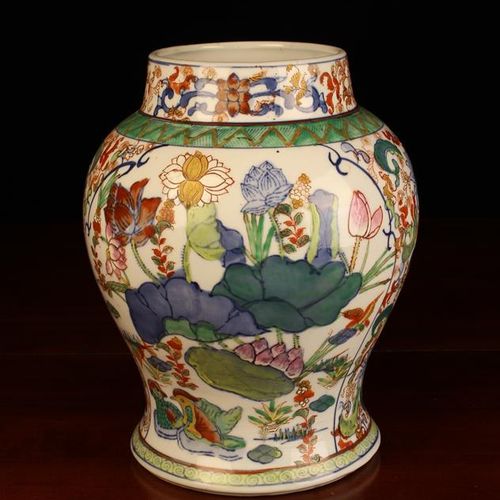 Null Grand vase balustre oriental du XIXe siècle décoré de panneaux de fleurs de&hellip;