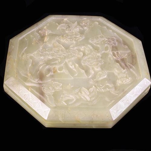 Null 中国玉石雕刻托盘盒，扁平的八角形。盒盖有斜边，刻有钥匙图案的边框，框内有雕刻的山景，人在松树间，宽5½'' (14厘米)。