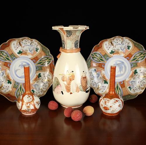 Null 一组日本瓷器。一件19世纪的日本萨摩花瓶；卵形的瓶身画着休闲的男性人物和书法，在喇叭形的褶皱成型的脖子上系着流苏绳，高9¾'' (25厘米)。一对小的&hellip;