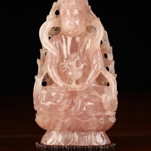 Null Une sculpture en quartz rose d'une figure bouddhiste méditative assise en p&hellip;