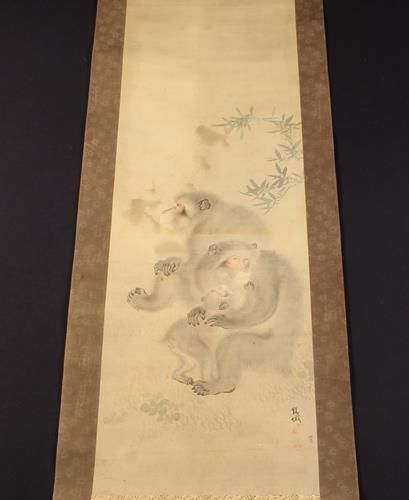 Null 一幅水彩画卷，描绘了三只猴子的家庭，有签名并盖有两个红色印章，72'' x 21'' (183厘米 x 53厘米)。
