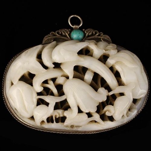 Null Pendentif en jade blanc percé et sculpté de la dynastie Ming de forme ovale&hellip;