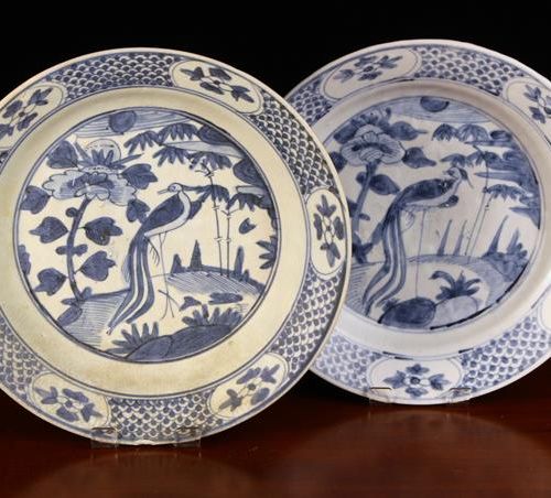 Null Dos platos chinos del siglo XVIII con forma de naufragio. Cada uno de ellos&hellip;