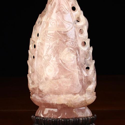 Null 一件玫瑰石英雕刻的冥想布达拉图坐在火焰曼陀罗内的莲花位置，并在一个雕刻的硬木底座上，高13¾''（35厘米）。