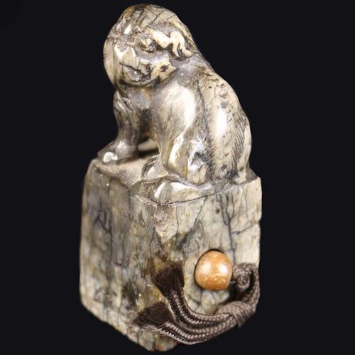 Null Sigillo in pietra intagliata della dinastia Qing, sormontato da un cane leo&hellip;