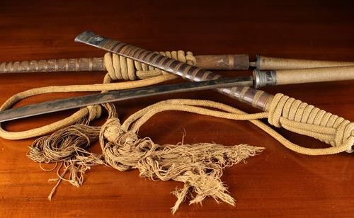 Null 
两把缅甸古董剑，装在绑定的木制剑鞘中，一把37''（94厘米），另一把35''（89厘米）长。