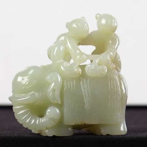 Null 清朝时期的淡青瓷玉雕大象背上的和合双胞胎，宽2½'' (6.5厘米)，高2½'' (6.5厘米)。