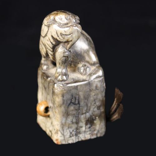 Null 一枚中国清代石刻印章，上面有一只坐着的狮子狗，高2''（5厘米）。