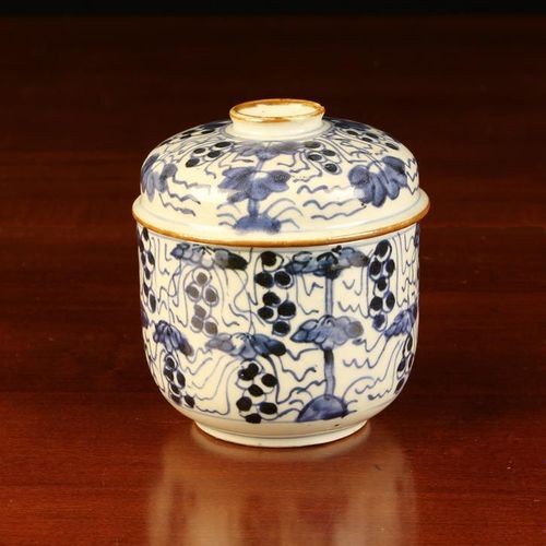 Null 一件中国青花罐和盖子，装饰有风格化的树叶。拱形的盖子中间有凸起的碟形把手，边缘有棕色的釉线，高4½''（111.5厘米），直径4¼''（11厘米）。