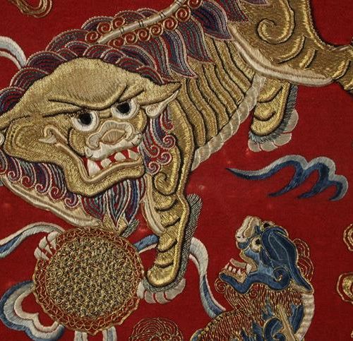 Null 一件19世纪的中国丝绸桩绣作品。用象牙色和蓝色的丝绸和金色的金属线在深红色的丝绸地面上绣上麒麟、花朵和钥匙图案的四角。镶嵌在一个黑色的釉面框架中，18&hellip;