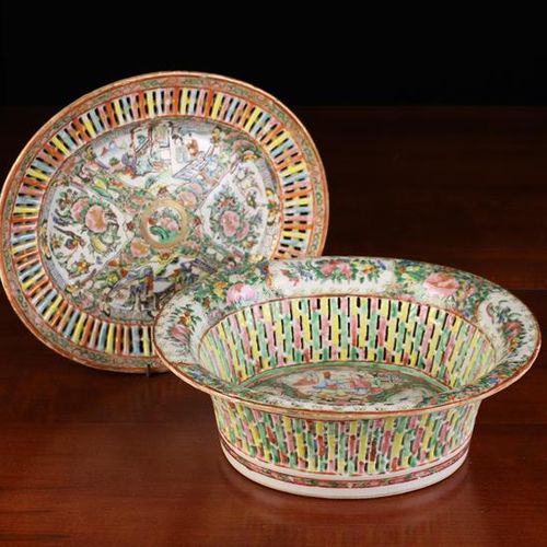 Null 一个广东风格的陶瓷篮子和盘子，用多色珐琅彩装饰。篮子上有花和蝴蝶交替出现的图案，边框下面有穿孔，高4英寸（10厘米），11英寸x 9½英寸（28厘米x&hellip;