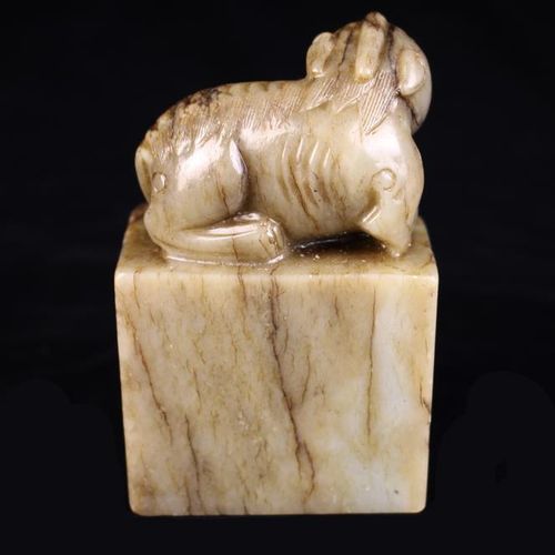 Null 古董绿河石雕刻的中国狮子狗与球，在一个完整的方形基座上，高3¾'' (9.5厘米)，宽2¼'' (5.5厘米)。