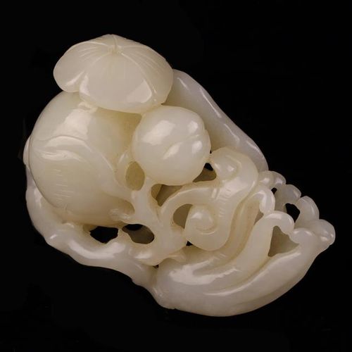 Null An Antique Chinese White Jade Carving of Peach & Flower, 2¾'' (7 cm) in len&hellip;