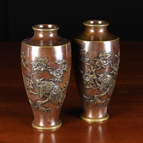 Null 一对东方青铜花瓶，浮雕孔雀和牡丹，高8½'' (21.5厘米)。