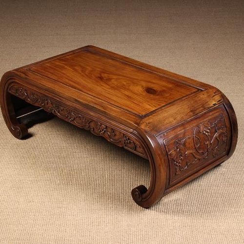 Null Chinesischer niedriger Tisch im Vintage-Stil. Die Oberseite hat eine eingef&hellip;