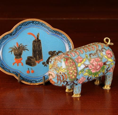 Null Un petit plat cloisonné de forme quadrilobée décoré d'émaux noirs & écarlat&hellip;