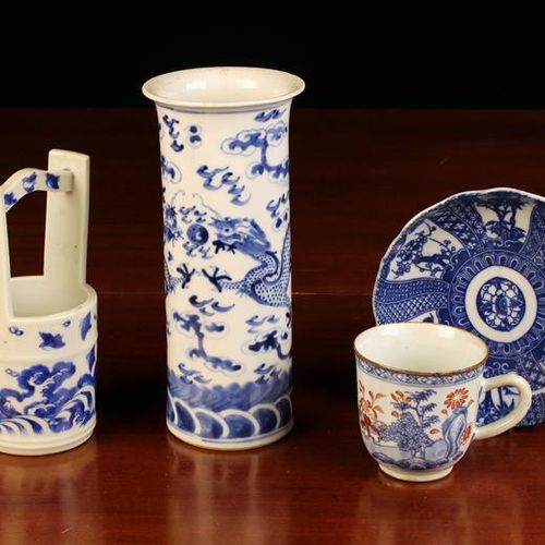 Null Un vase chinois à manches bleu et blanc décoré de deux dragons poursuivant &hellip;
