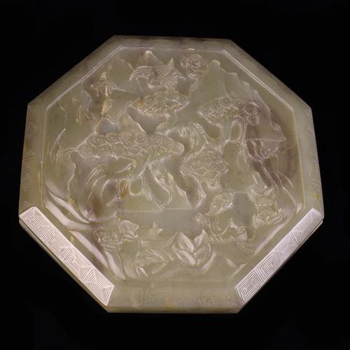 Null 中国玉石雕刻托盘盒，扁平的八角形。盒盖有斜边，刻有钥匙图案的边框，框内有雕刻的山景，人在松树间，宽5½'' (14厘米)。