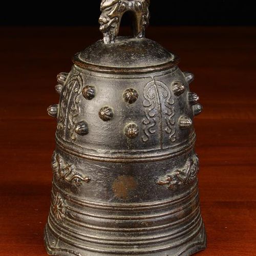 Null Antica campana da tempio cinese in bronzo fuso, decorata con borchie in ril&hellip;