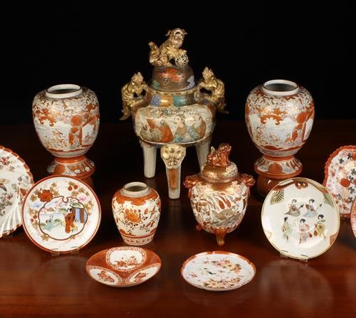 Null Grupo de cerámicas japonesas: Un Koro Satsuma del periodo Meiji decorado co&hellip;