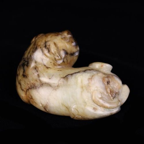 Null 一件中国明代玉雕的卧狗，有深色的赤褐色内含物，长2¼'' (5.5厘米)。