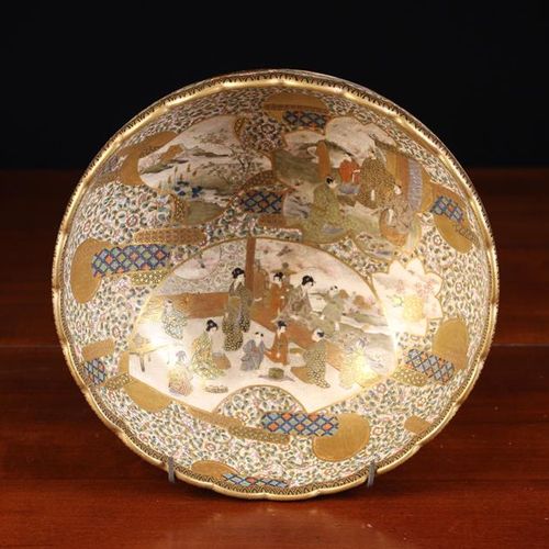 Null Un bol Satsuma du 19ème siècle avec bord festonné, minutieusement décoré à &hellip;