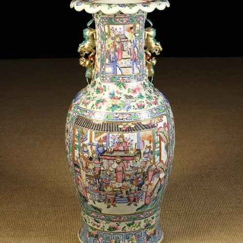 Null Grande vaso da sala cantonese del XIX secolo. Il corpo a balaustro è elabor&hellip;