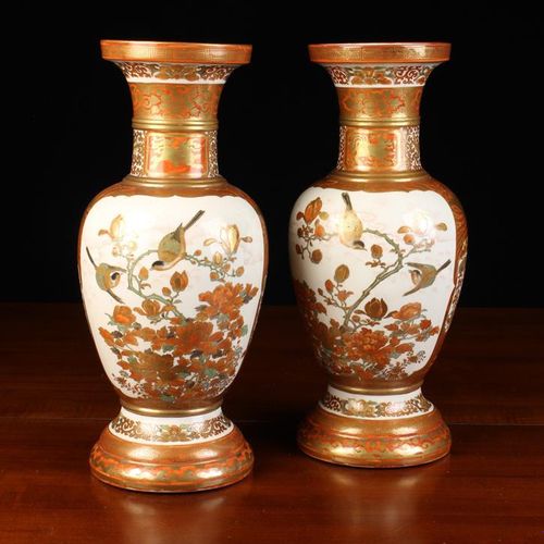 Null 一对精美的明治时期晚期日本Kutani Baluster花瓶。侧面装饰有人物场景，一边是描绘朱罗真与雄鹿和孩子，另一边是树上牡丹中的鸟儿，富含复杂的鎏&hellip;