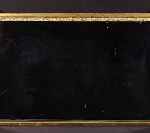 Null 一面19世纪的壁炉镜。长方形的玻璃装在一个珠状的镀金框架里，底座上有钥匙图案的装饰，高34½''（88厘米），宽60''（152厘米）。