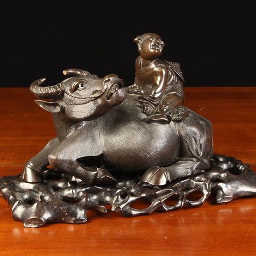 Null Fina talla de ébano del periodo Qing de un búfalo de agua reclinado que lle&hellip;