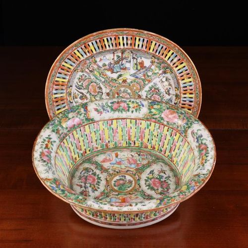 Null 一个广东风格的陶瓷篮子和盘子，用多色珐琅彩装饰。篮子上有花和蝴蝶交替出现的图案，边框下面有穿孔，高4英寸（10厘米），11英寸x 9½英寸（28厘米x&hellip;