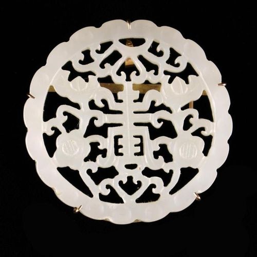 Null 一枚中国穿孔淡青瓷寿字胸针，精心设计的花朵，镶嵌在印有KIO的镀金支架上，顶部有针和吊坠环，直径1½'' (4厘米)。