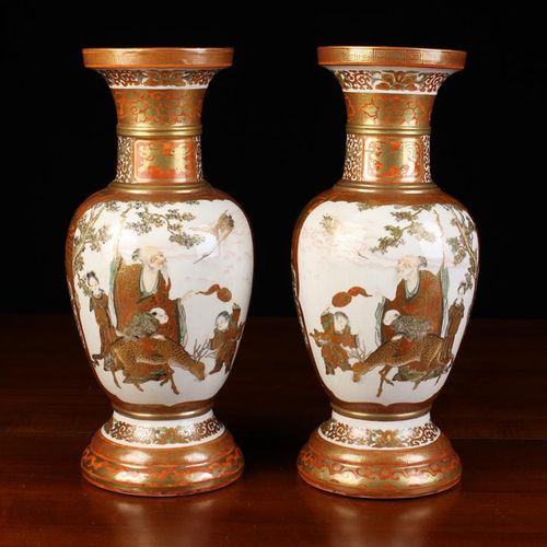 Null 一对精美的明治时期晚期日本Kutani Baluster花瓶。侧面装饰有人物场景，一边是描绘朱罗真与雄鹿和孩子，另一边是树上牡丹中的鸟儿，富含复杂的鎏&hellip;