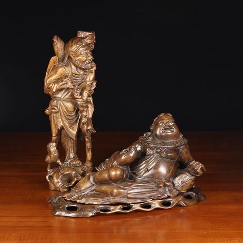 Null 两件中国硬木雕像。一个躺着的刘海和他身边的风水蟾蜍，放在一个硬木架上，高8'' (22厘米)，长15'' (38厘米)，深6¾' (17厘米)。还有一&hellip;