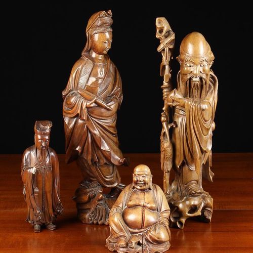Null 一组四件19世纪/20世纪初的东方木雕人物（均为A/F）。一个女神一脚站在荷叶上，另一脚站在一个怪人的头上，高17¾'' (45厘米)。仙人朱罗真，珍&hellip;
